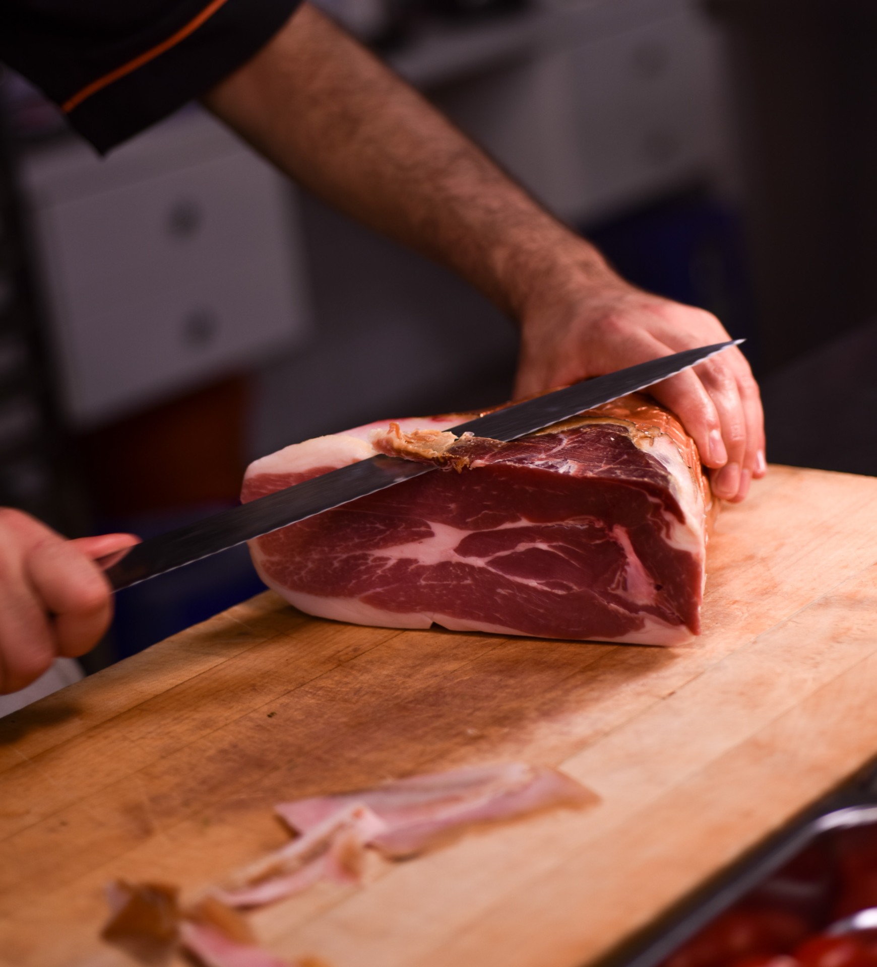 Charcuterie coupée à la demande à l'Épicerie Ernz, Grundhof