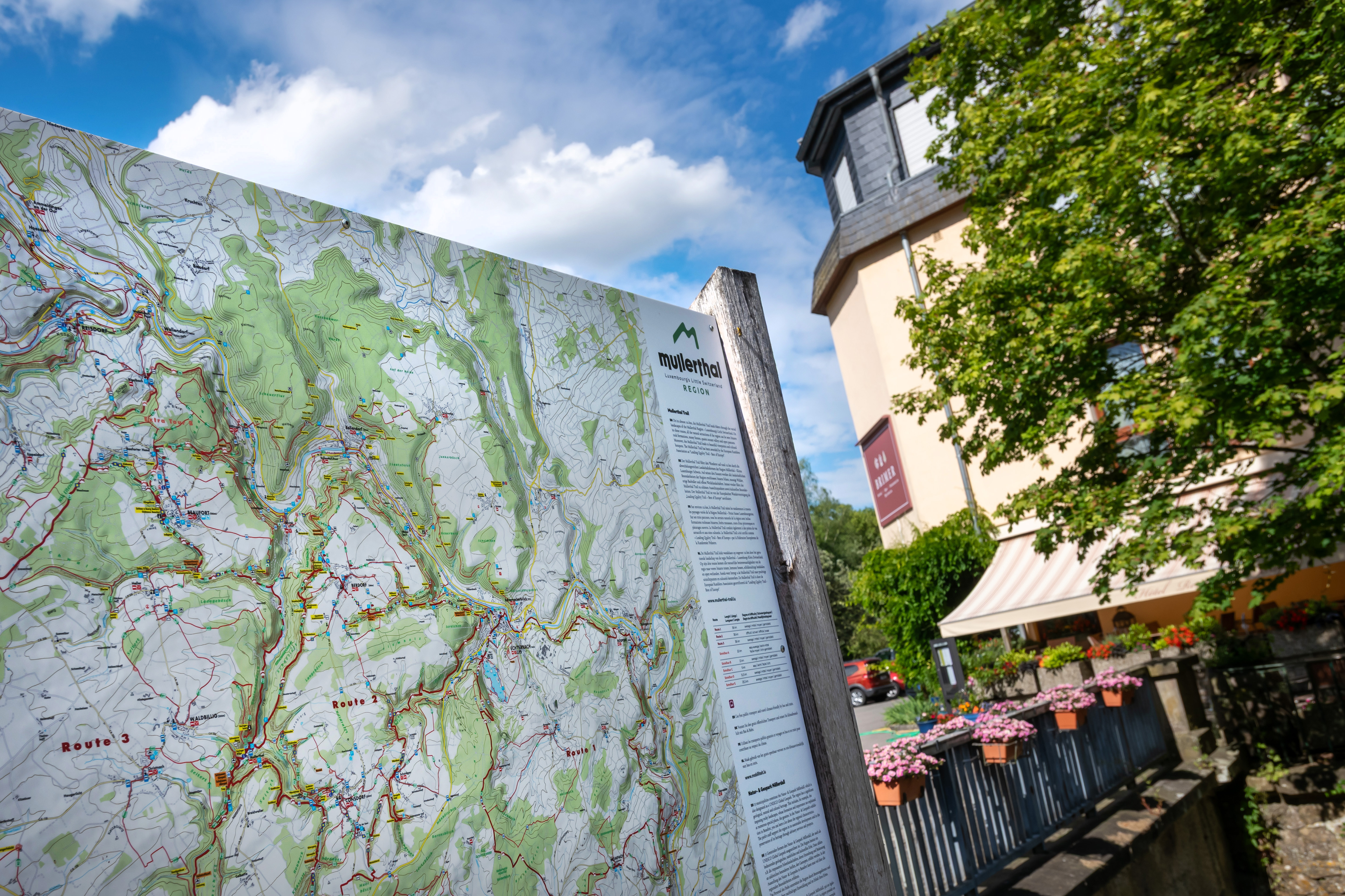 Entrée de l'Hôtel Brimer Grundhof avec la carte des sentiers du Mullerthal