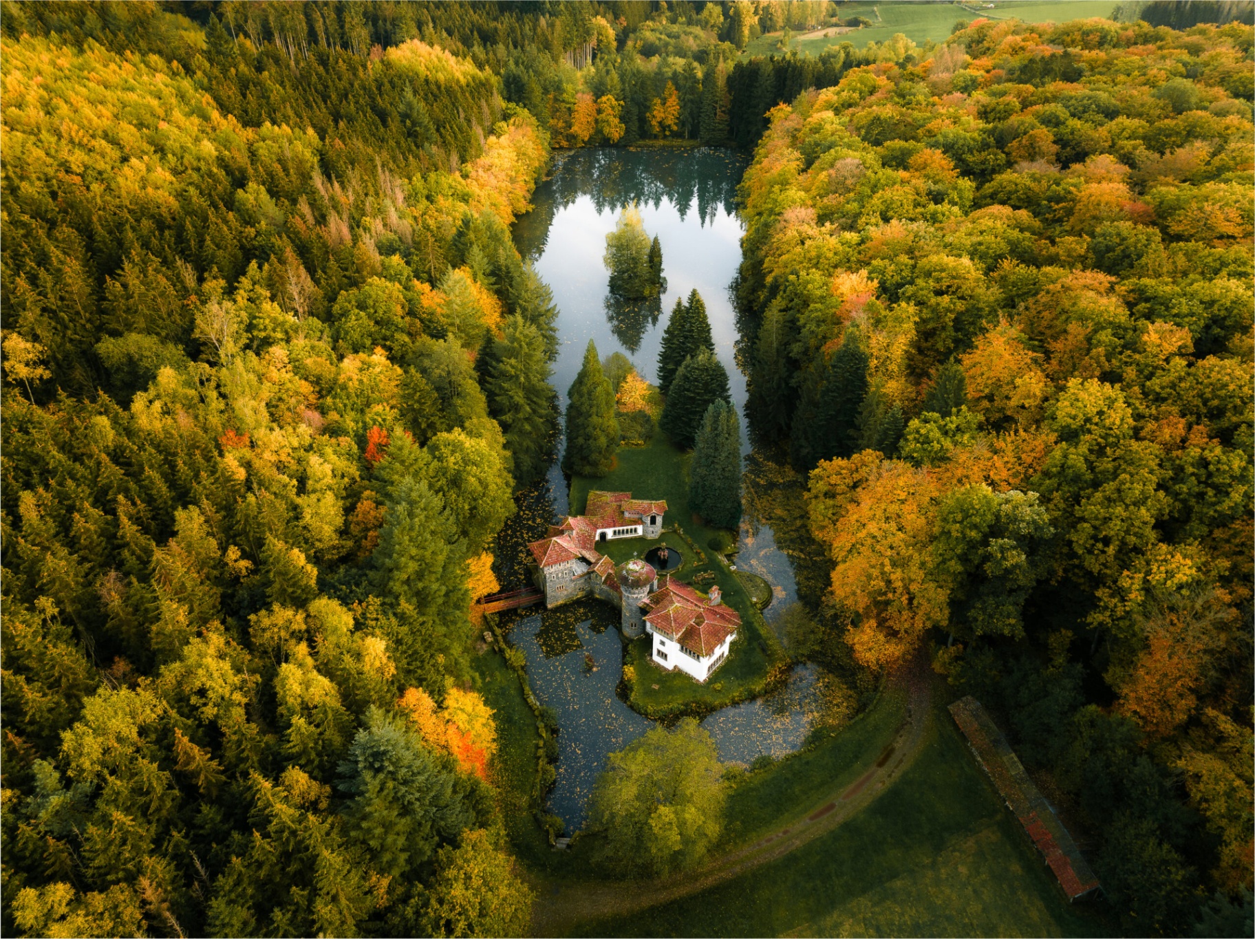 Ruisseau et château dans le Guttland luxembourgeois