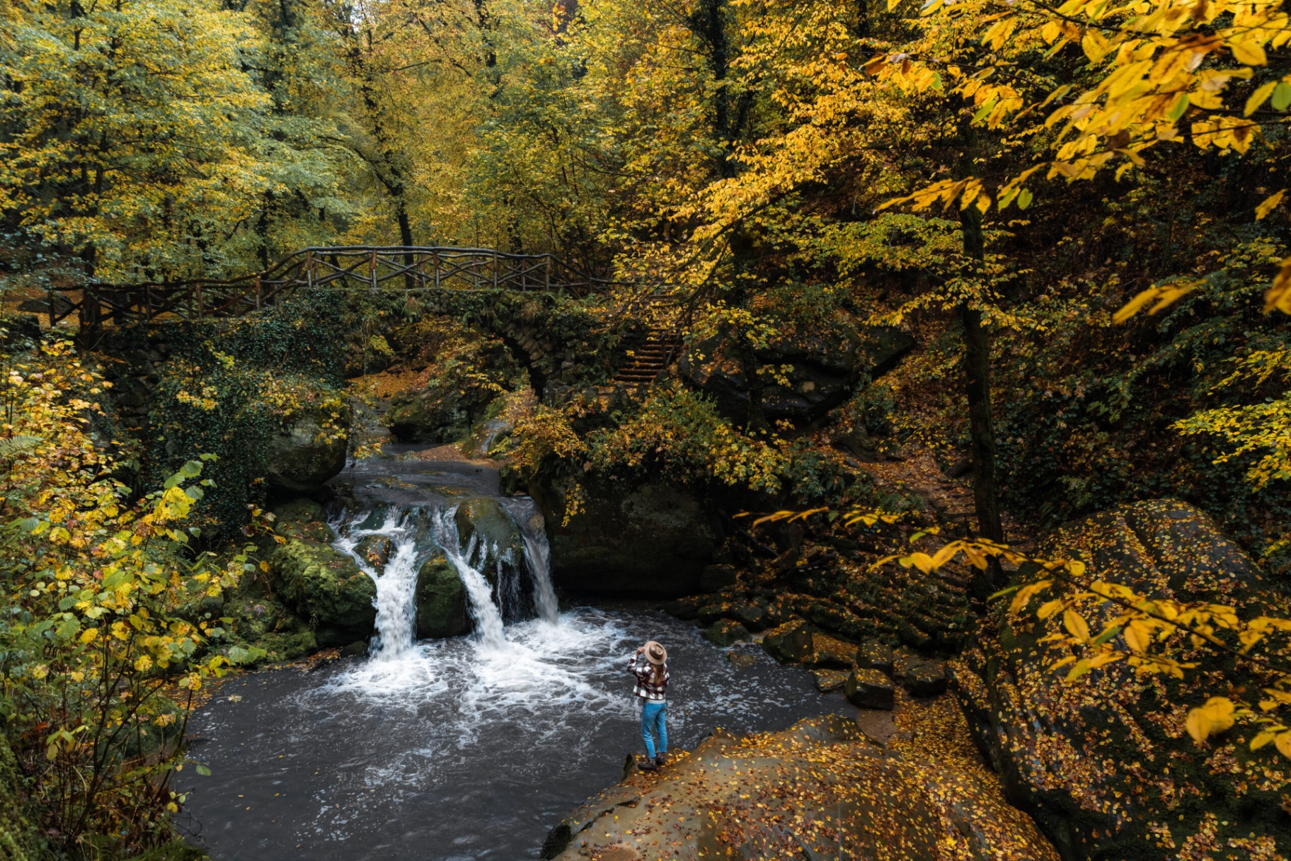 La cascade du Schiessentümpel dans le Mullerthal en automne