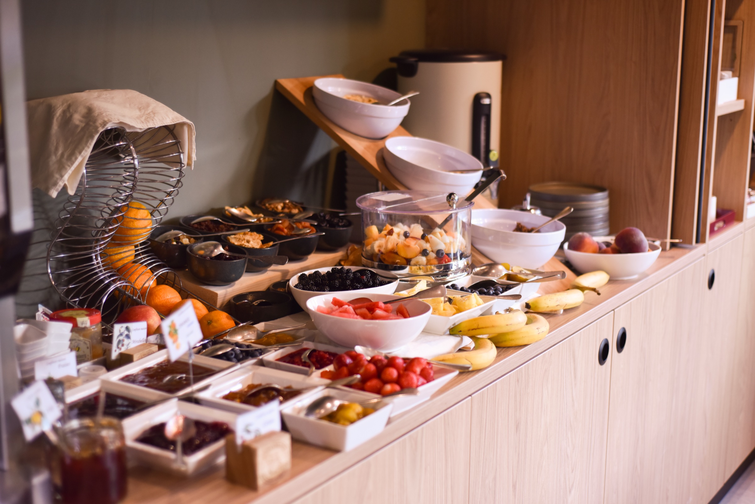 Le buffet du petit-déjeuner avec fruits frais, confitures et céréales, Hôtel Brimer Grundhof