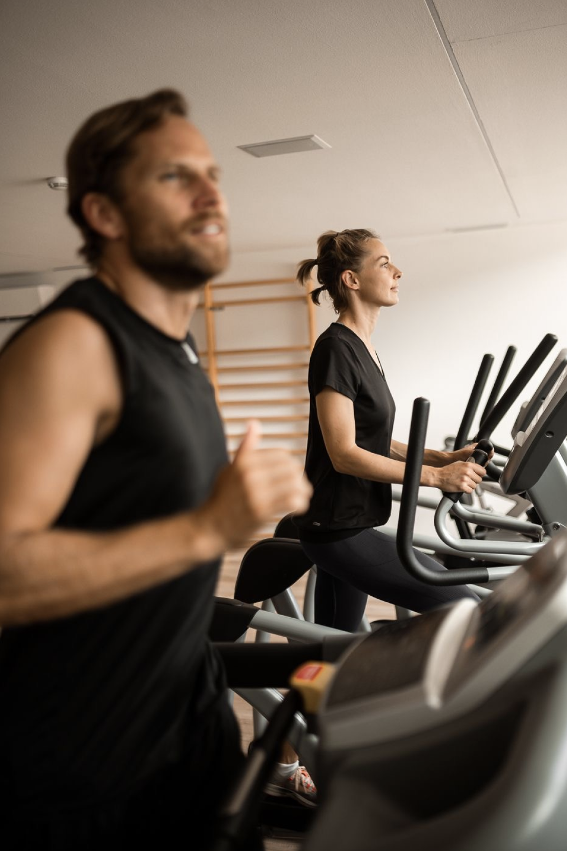 Espace fitness de l'Hôtel Brimer Grundhof avec appareils de cardio