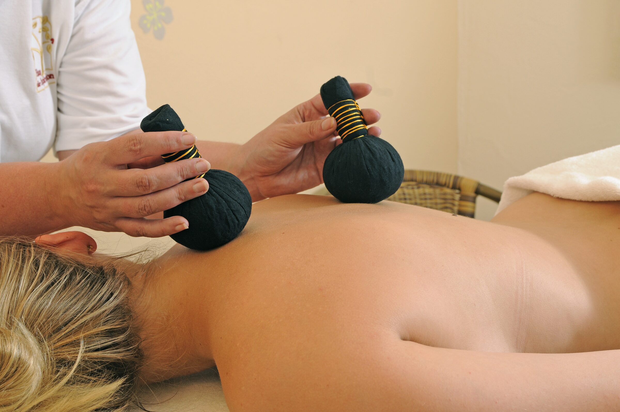 Massage aux tampons d’herbes